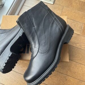 Naturalizer winter boots with fur inside